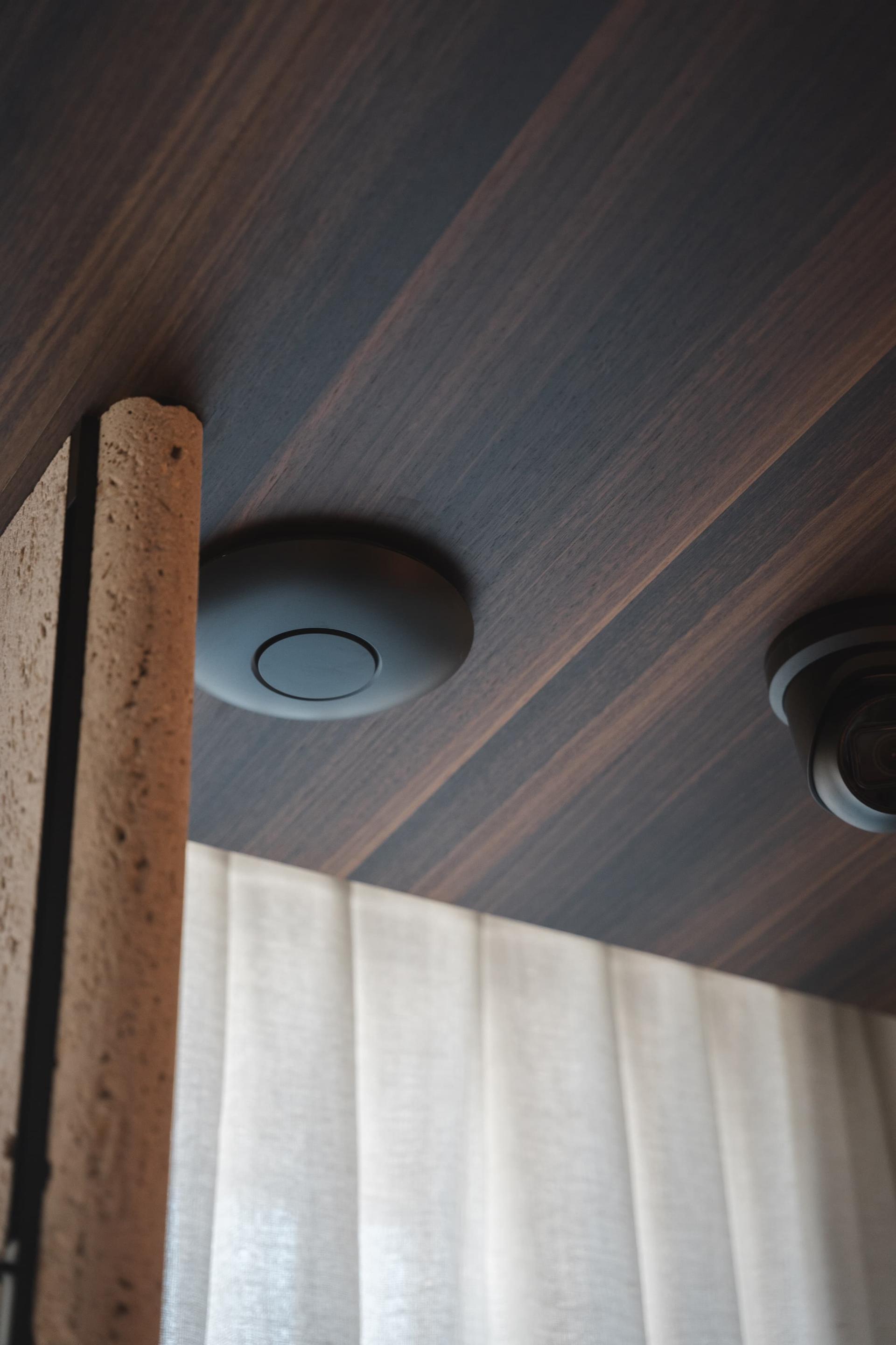 Zwart access point, discreet gemonteerd
