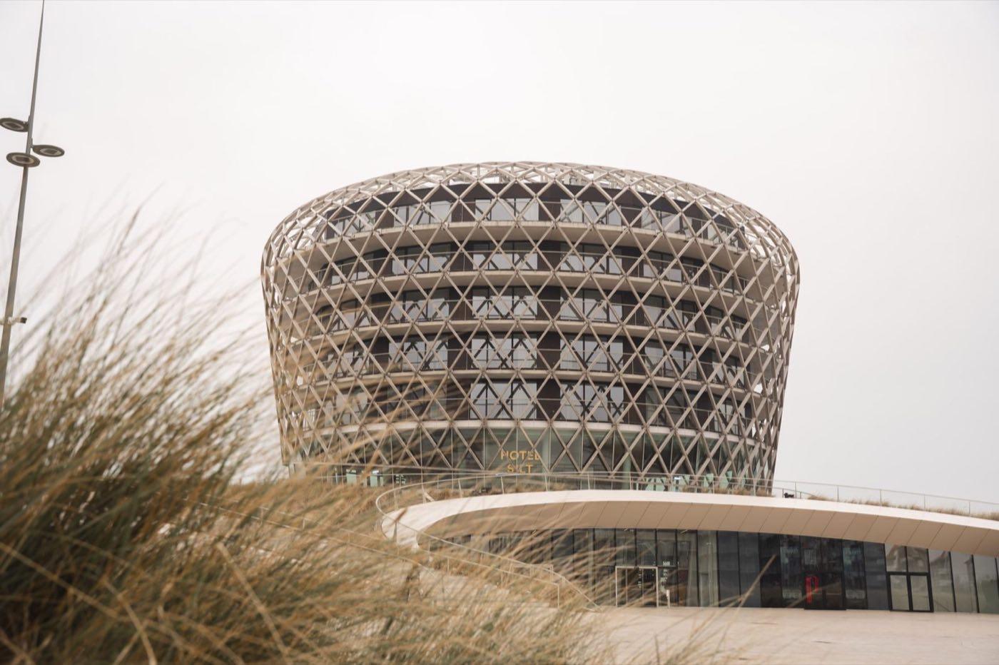 Groot modern gebouw waar ASTRID-binnendekking gemeten en geïnstalleerd wordt.