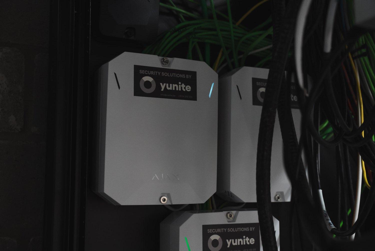 Branddetectie-hub van Yunite die een alarm doorstuurt naar de meldkamer.
