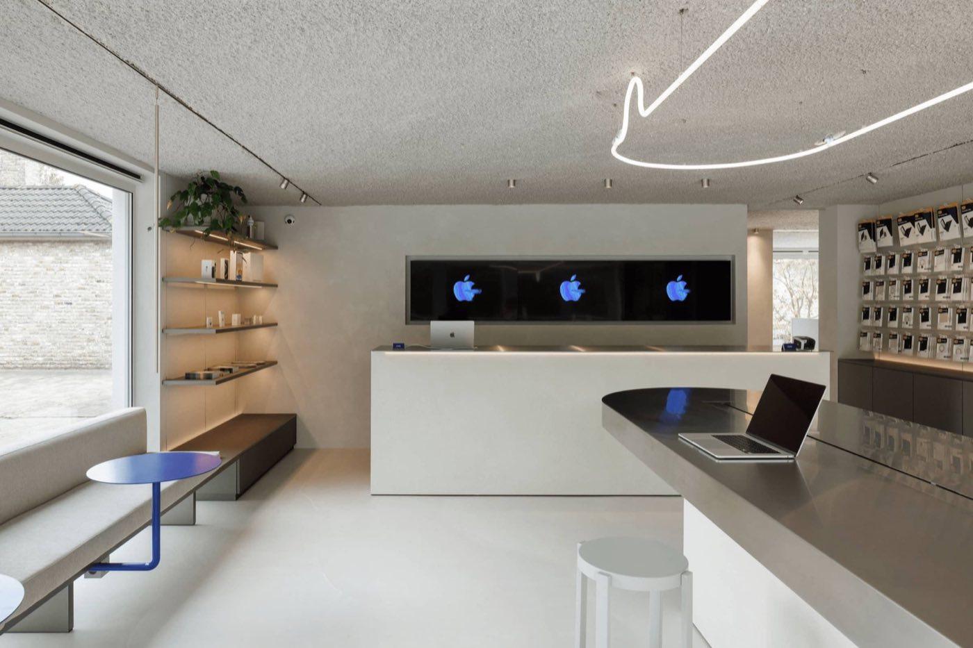 Strak winkelinterieur met discrete camerabewaking, centraal beheerd via één app.