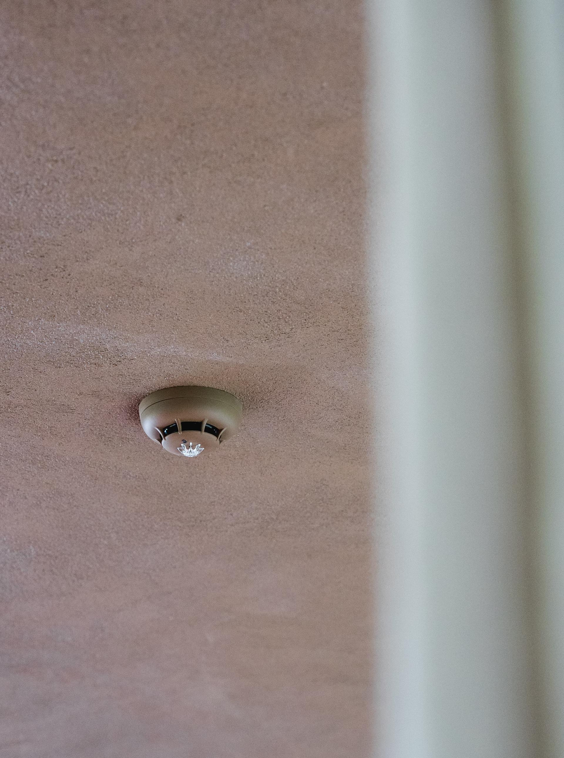 Slimme rookmelder aan een plafond