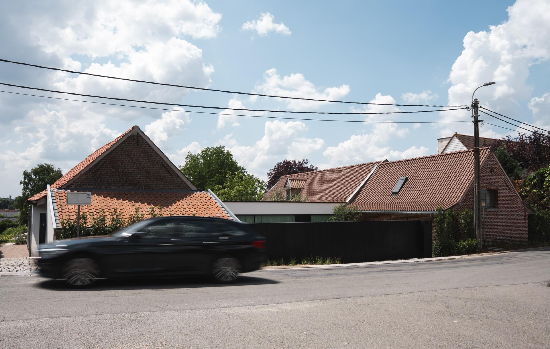 Discrete buitencamera aan een woning